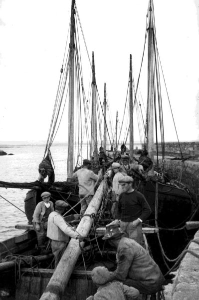 The hooker fleet at Máimín, (1943)